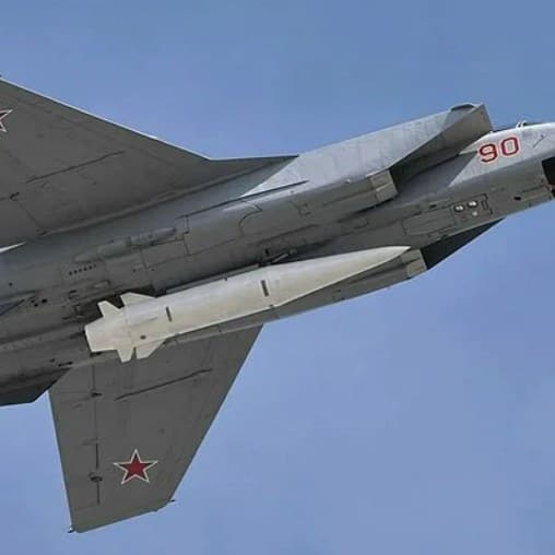 Перехватчик МиГ-31К в полёте с ракетой Х-47М2 на центральном подфюзеляжном пилоне, вид снизу