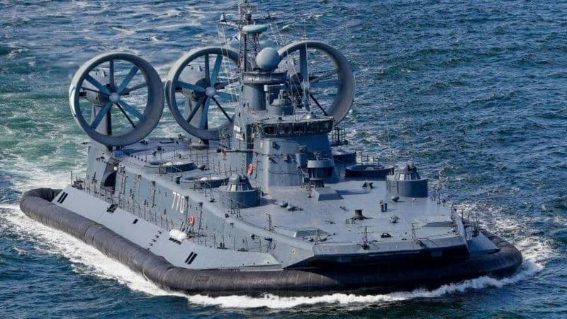 Десантный корабль на воздушной подушке «Мурена» на ходу