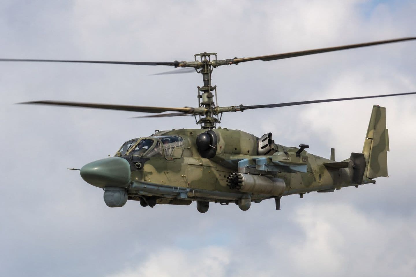 Ударный вертолёт Ка-52 «Аллигатор» в полёте